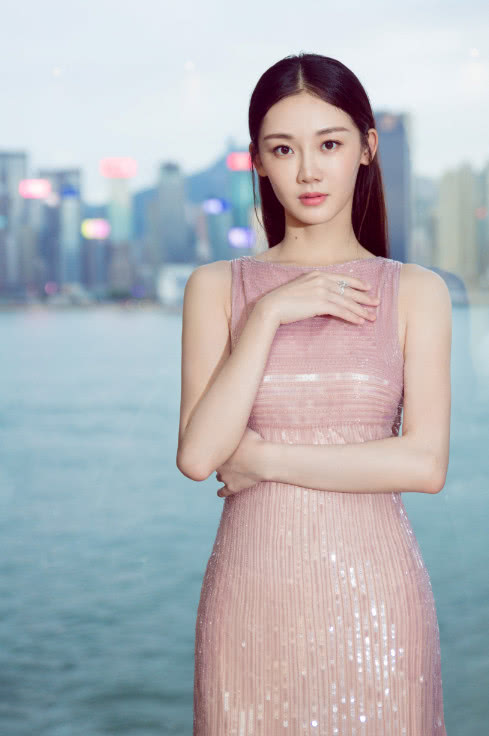 冯女郎苗苗太会穿了,一个转身让人心跳不已,网友:导演