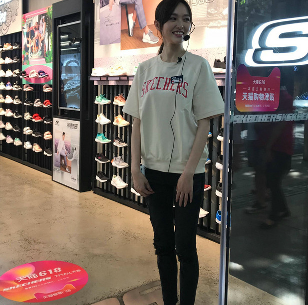 快来围观,唐嫣又来卖鞋,站在店门口两米大长腿