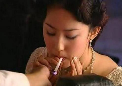 周迅吸起烟来真的酷酷的!