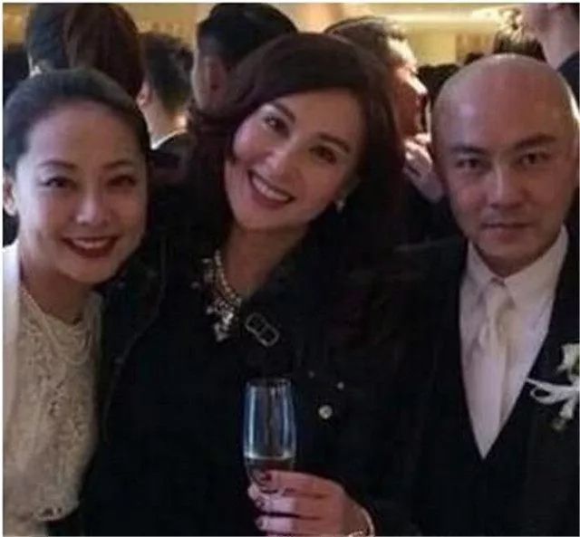 她在丈夫破产后复出接拍半裸广告养家，而丈夫却趁她拍戏时出轨！