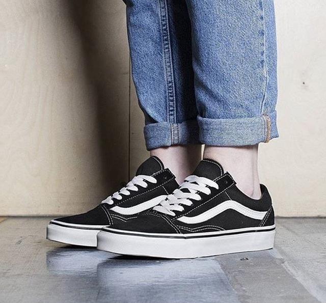 中筒袜配帆布鞋,潮流就跟随而来