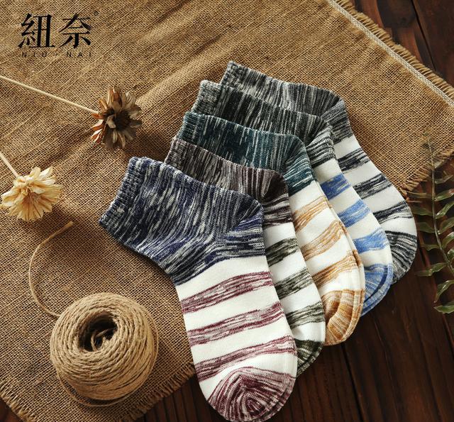 中筒袜配帆布鞋,潮流就跟随而来