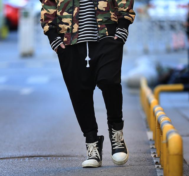 中筒袜配帆布鞋,潮流就跟随而来