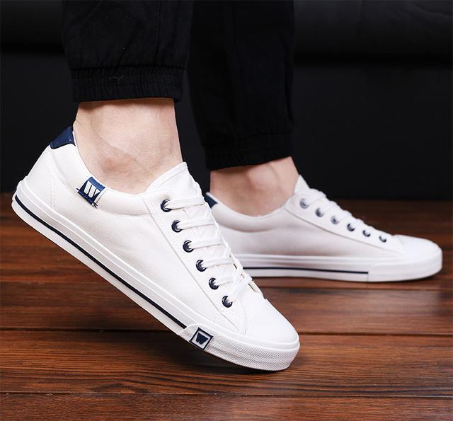 中筒袜配帆布鞋,潮流就跟随而来