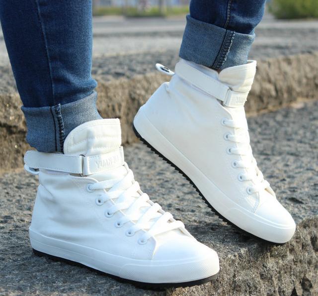 中筒袜配帆布鞋,潮流就跟随而来