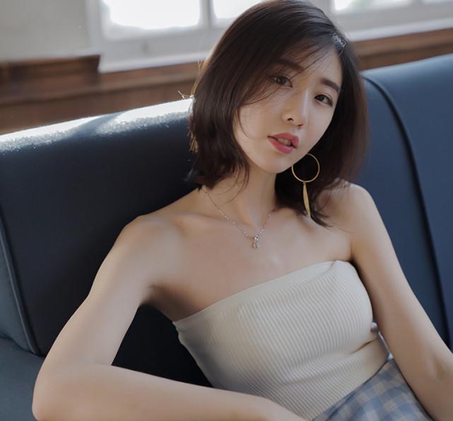 吊带款式的裹胸内衣,穿起来非常的修身好看,既可以外搭一件小外套来