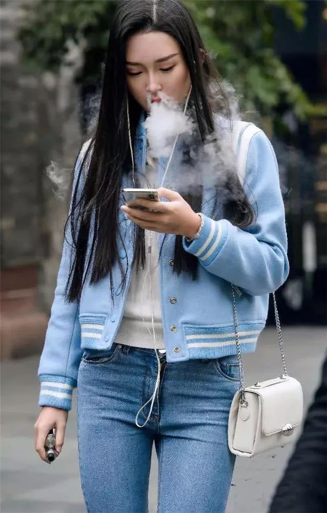 美丽街拍亮点:美女抽电子烟,我喜欢第三张图!