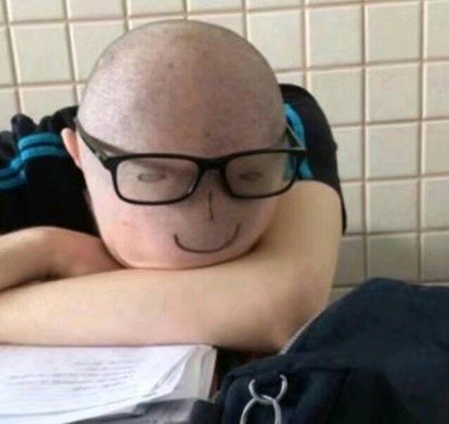 搞笑图片幽默段子笑话:哈哈,汽车还可以当船用啊,妹子