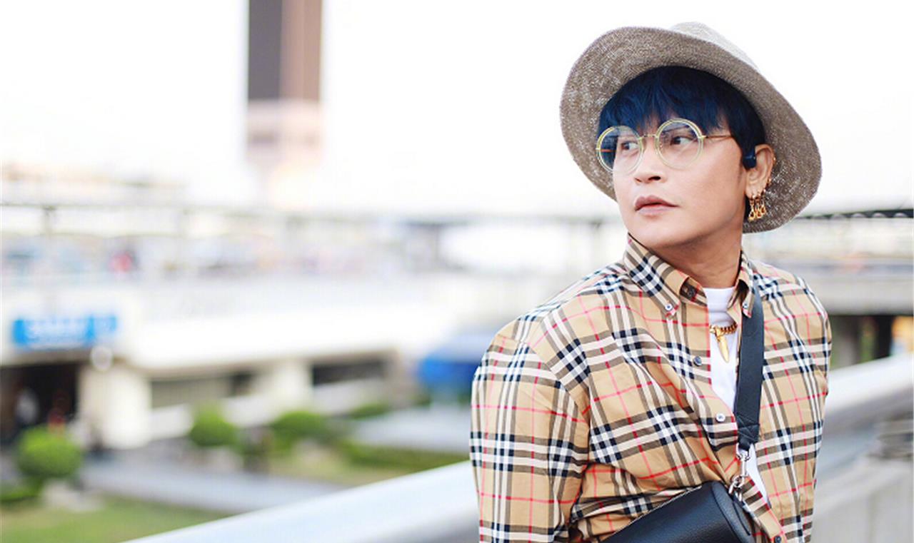 陈志朋参加活动与富婆同台，全程微笑，富婆眼神是亮点?