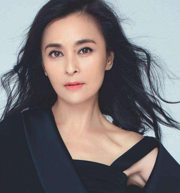 她与丈夫因戏结缘，离婚后为了孩子让人感动，如今51岁却越来越美