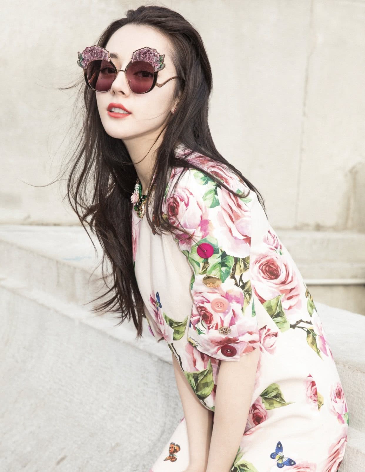 迪丽热巴一头长发与墨镜简直美上天,这么美的迪丽热巴以后的星途肯定