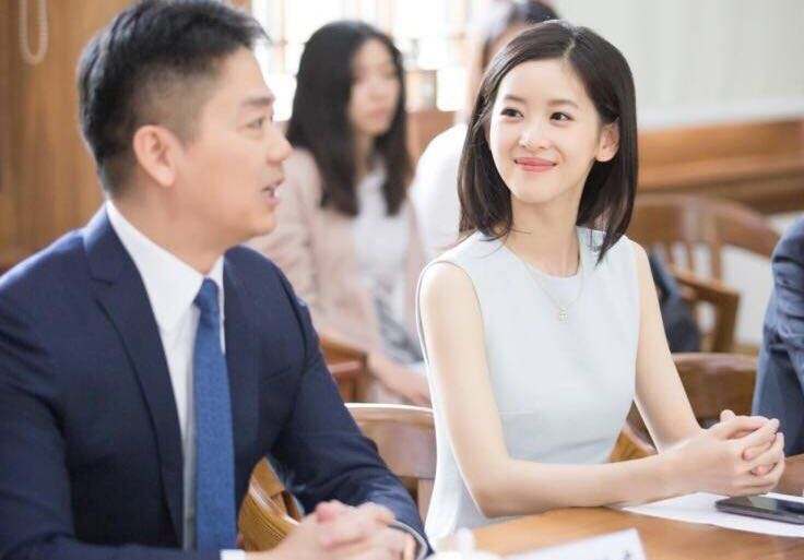 为何京东老板刘强东如此疼爱娇妻章泽天,网友