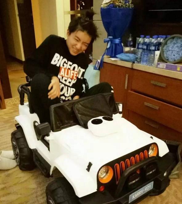 身价3亿的王俊凯，买的第一辆车竟然是这辆，让人大跌眼镜！