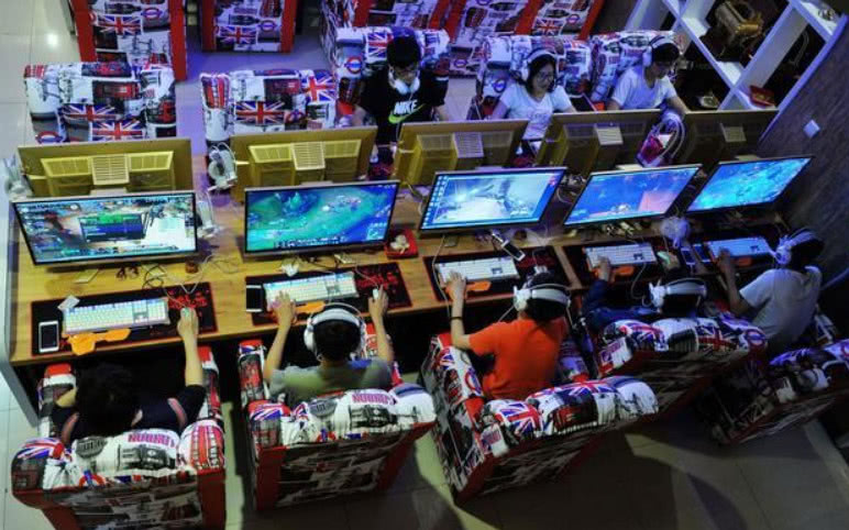 网吧网费1小时3元,网吧一天能赚多少钱?美女网