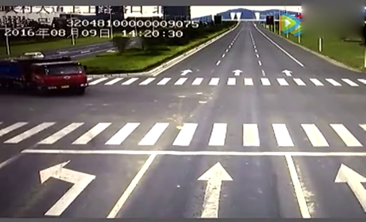 SUV时速150，勇敢闯黄灯，被大货车送往黄泉路