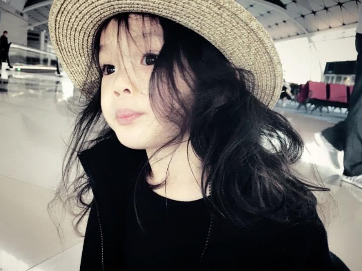 55岁罗嘉良近照, 二婚老婆颜值一言难尽, 女儿漂亮很像他
