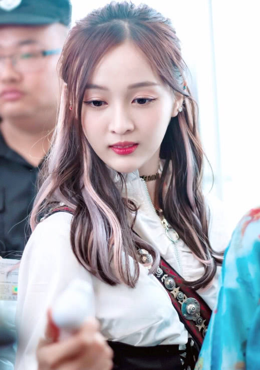 宇宙少女吴宣仪又来刷屏了,彩色发型很有看点,这发色目测会火!