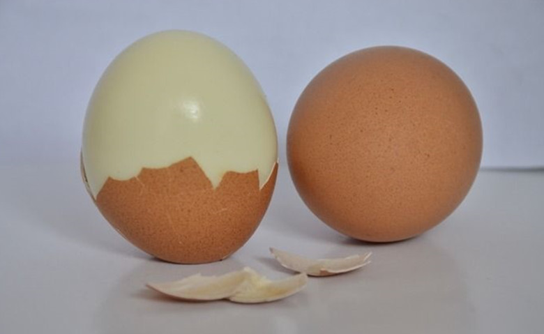 只用清水,教你一个小妙招,煮出的鸡蛋不粘壳还