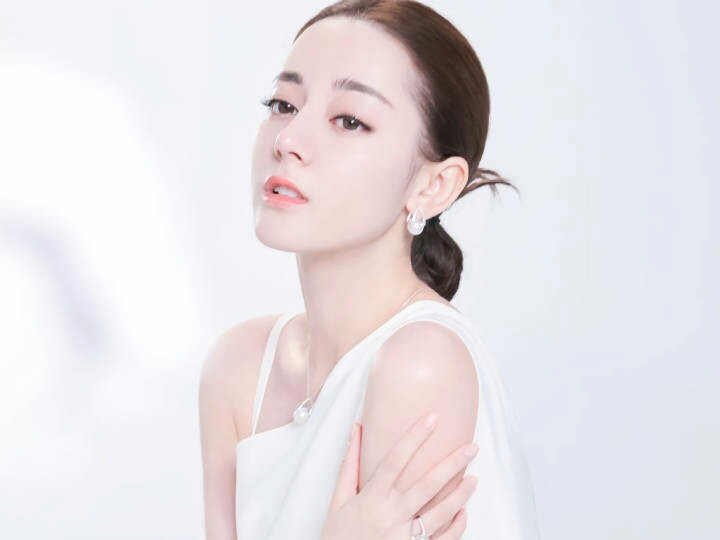 迪丽热巴代言顶奢珠宝品牌,时尚资源逆天的她