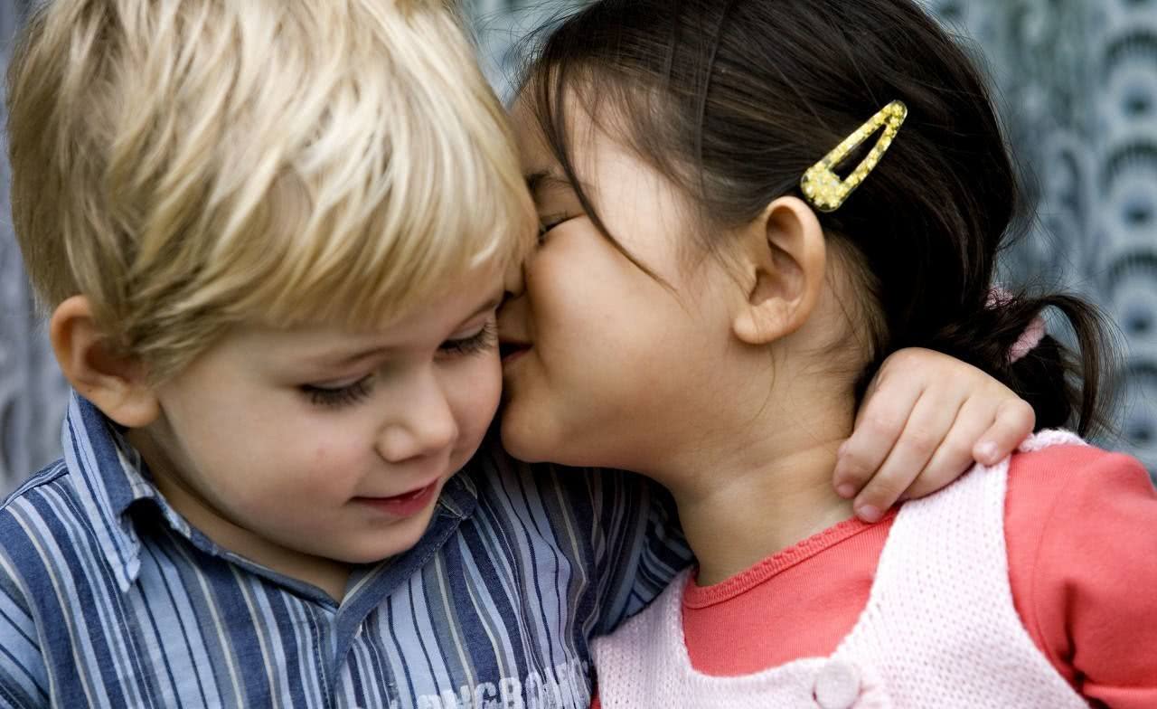 小女孩被小男孩在幼儿园亲了一下,双方妈妈的反应是这样的!