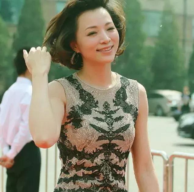 44岁董卿近照曝光,手拨头发女人味十足,网友:这姿势美美哒!