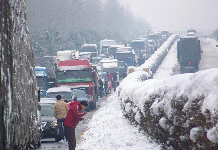 2008年春节大雪灾, 导致半个中国交通瘫痪, 还有多少人记得?