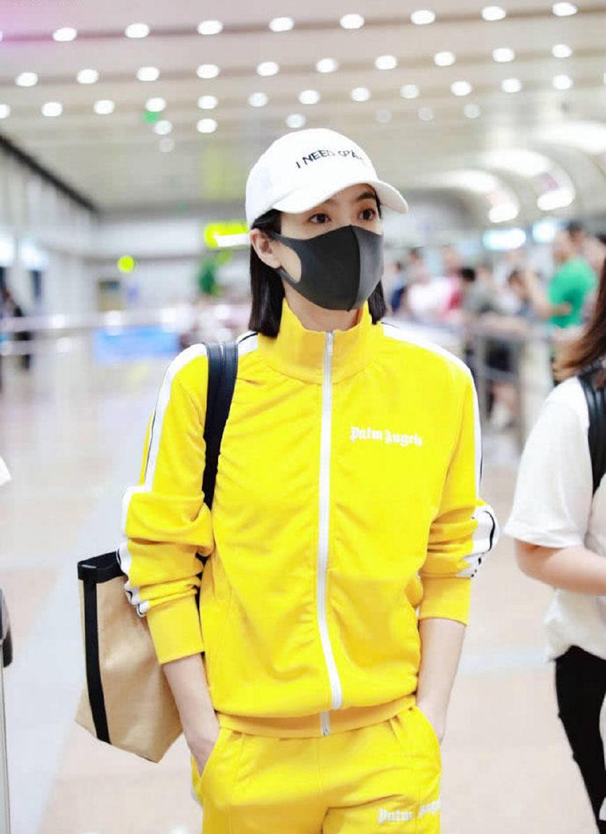 照片中的宋茜头戴一个棒球帽,戴着一个灰色的