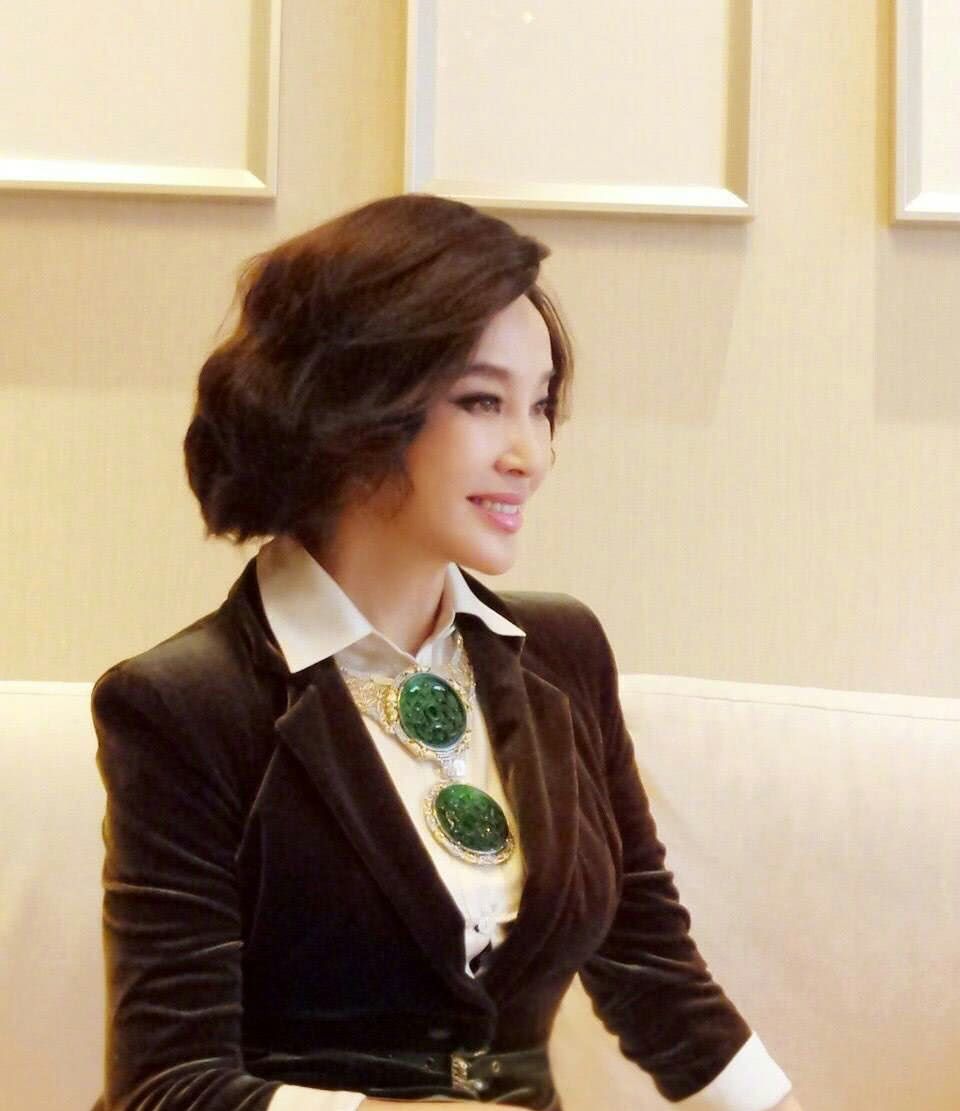 63岁刘晓庆出席活动,短发减龄,岁月从不败美人!