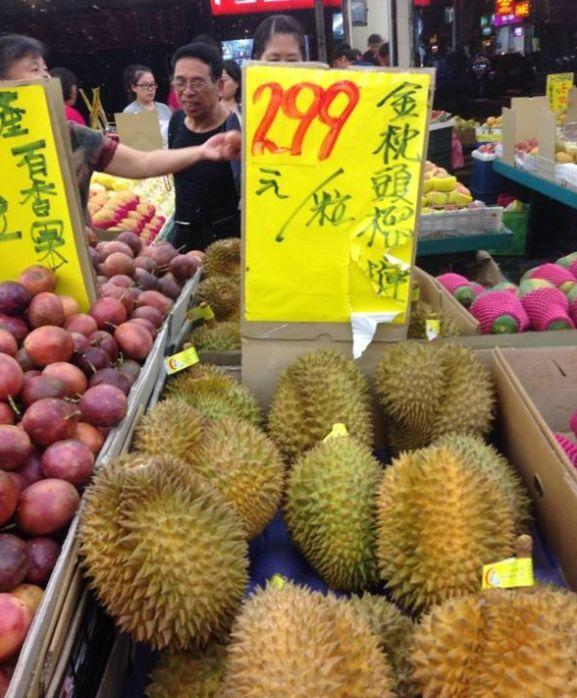泰国小伙来中国,在水果店买了4个榴莲,结账时愣住了:算错了?