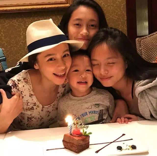 徐若瑄晒3岁生日的儿子与两个姐姐同框玩仓鼠，并谈到当后妈感言