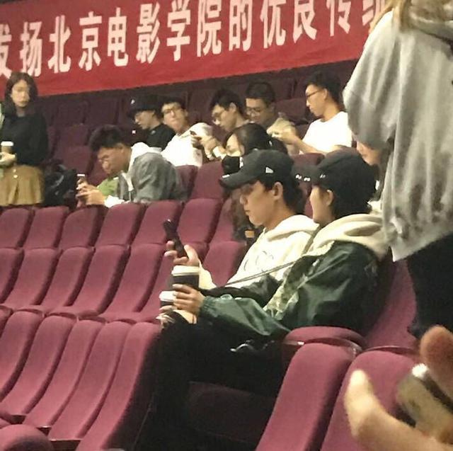 吴磊关晓彤近照,穿同款衣服,喝着同样的饮料,网