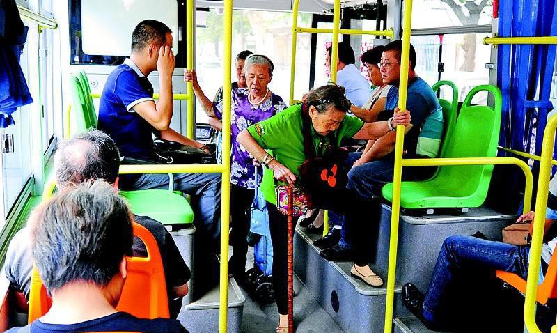 怀胎八月坐公交车没人让座, 小孩子说出这话家长们要