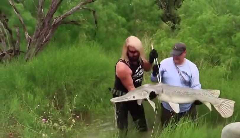 男子用弓箭捕鱼全是几十斤的大家伙, 拉上来后