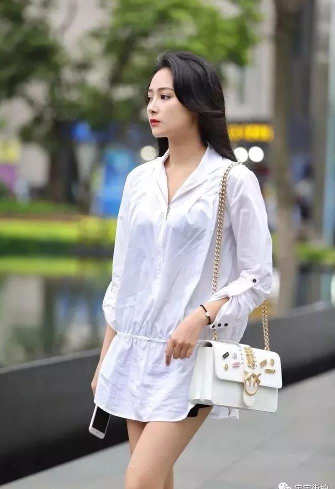 白色长款衬衫搭配黑色打底裤,冰肌玉肤温柔面