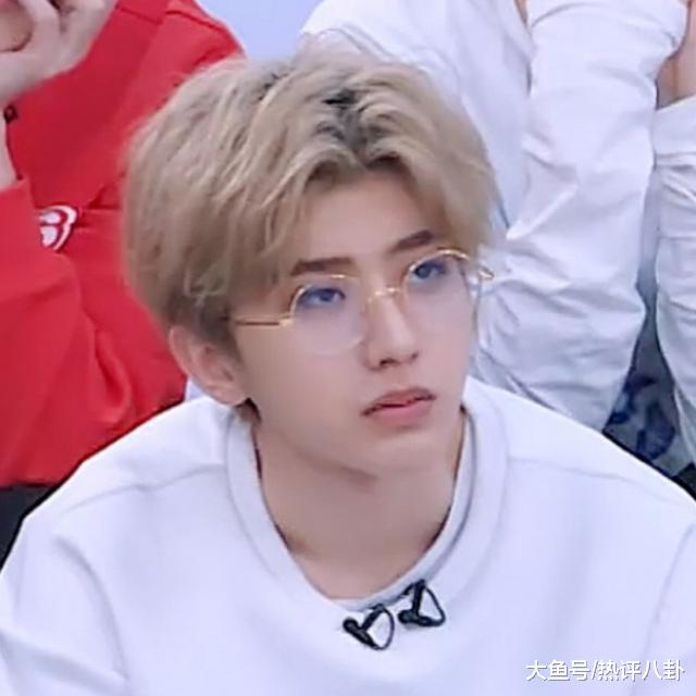 ?蔡徐坤戴眼镜, 满屏流动的荷尔蒙, 总感觉会被