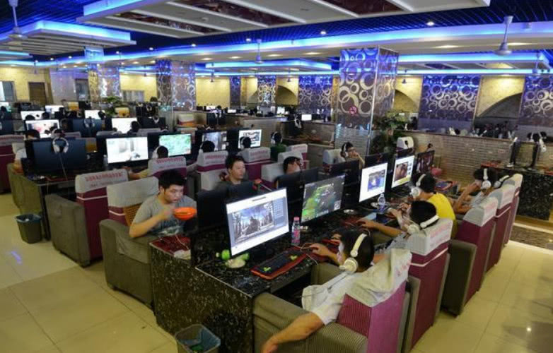 网吧网费1小时3元,网吧一天能赚多少钱?美女网