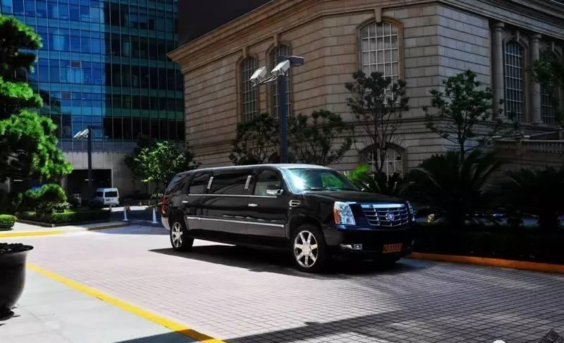 皖南富一代的凯迪拉克, 后排能喝茶下棋, 坐它的都有身份