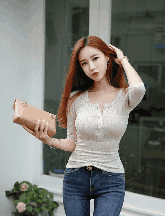 美女穿上紧身裤点亮妩媚身姿 性感尽情洒脱