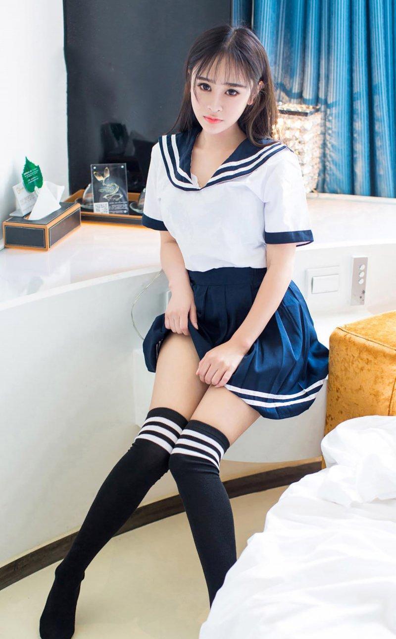 水手服百褶裙搭配黑丝袜的95后邻家女孩 美女街拍, 一身浅蓝色连衣裙