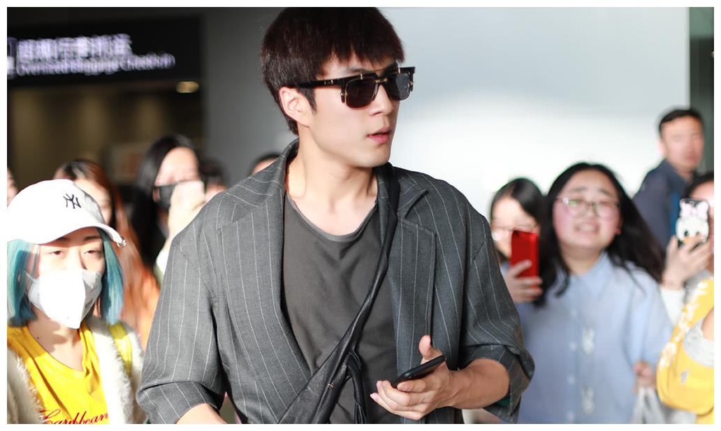 韩东君头戴黑色方形时尚眼镜亮相机场,受到粉