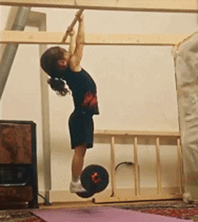 小小年纪就健身,其运动能力不可小觑,连街健的经典动作也能驾驭