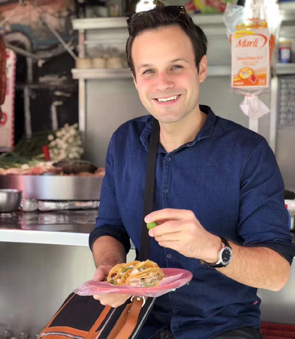 看看那个扬言说要三年之内吃遍中国美食的老外