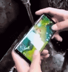 搞笑gif:外卖小哥,穿身吉利服送餐老板同意了吗?