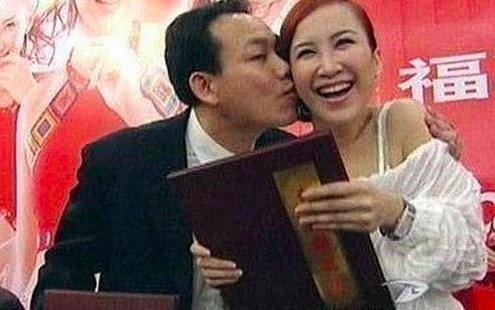 被金主现场占便宜还陪笑的女星:娱乐圈很难!孙