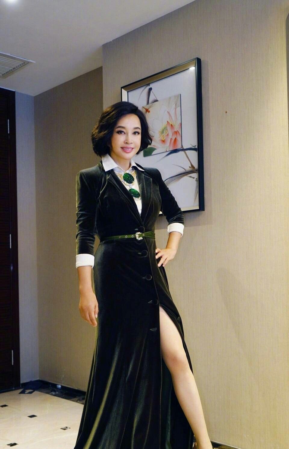 63岁刘晓庆出席活动,短发减龄,岁月从不败美人!