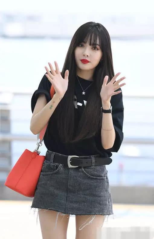 金泫雅穿5千的鞋,却带着90年代的老裤带,网友