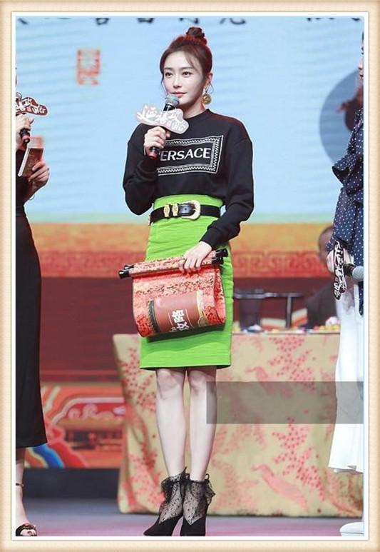 看了秦岚的绿色包臀裙,再看看杨颖,就想问黄晓