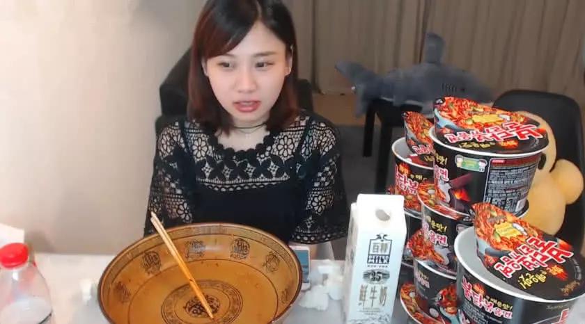 大胃王密子君吃韩国火鸡面,吃完整整十斤,最后居然不够吃