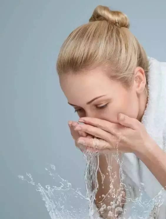 3,在电风扇的叶子上滴上少许花露水,随着扇叶的不停转动,可使满室