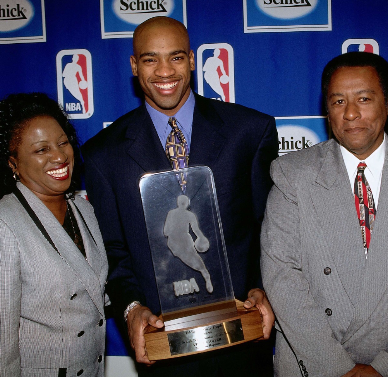 1998年NBA选秀大会,文斯-卡特以首轮第5位被